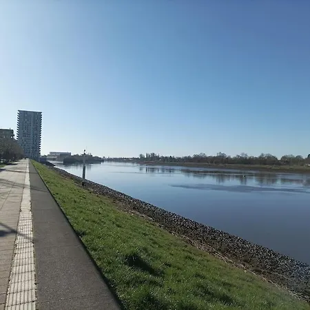 Hollaendisches Kajuetboot Nixe Botel Bremen