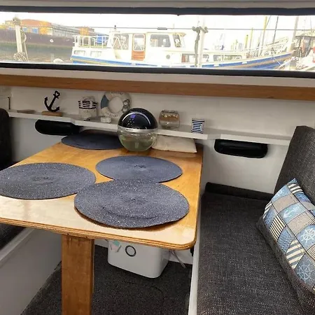 Hollaendisches Kajuetboot Nixe Botel Brema